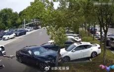 司机六秒连撞3车4人 误踩油门酿悲剧