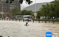 三亚教育局回应让家长暴雨天接娃 暴雨红色预警后紧急停课