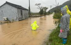 民警将高烧宝宝裹在怀里 蹚过及腰积水送医 台风暴雨中紧急救援